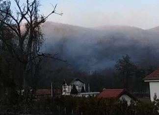 Zjarr në Zajaz pranë shtëpisë së Ali Ahmetit, ngrihen avionët për ta fikur