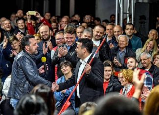 Zaevit i dhurohet fshesa për të pastruar Qeverinë (VIDEO)
