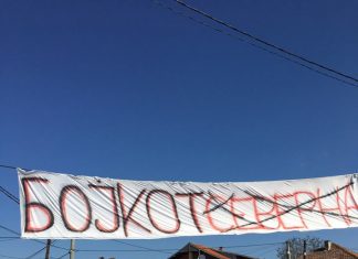 Në Strugë shfaqen parulla me mbishkrimet “Bojkoto-Veriun” (FOTO)