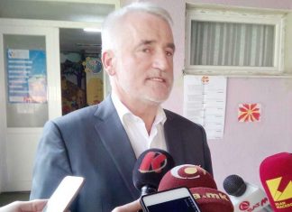 Menduh Thaçi realizon të drejtën e tij të votimit në Tetovë