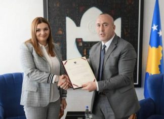 Ministrja serbe patriote e vërtetë nuk e lëshon flamurin e Kosovës nga dora (FOTO)