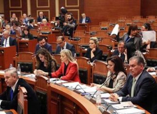 Betohen 2 deputetë të rinj në Shqipëri, i treti s’merr pjesë në seancë