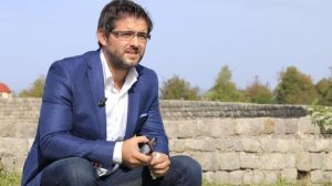 Info Shqip: Marin Mema goditje për politikanët shqiptarë: “Dyfytyrësh, arrogantë e të korruptuar! Njihni ndonjë që nuk është i pasur?”