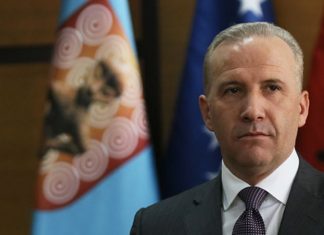 Selim Pacolli largon lypësit nga sheshi, e punëson njërin nga ta