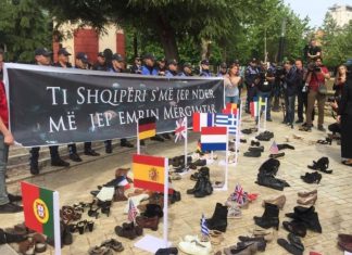 Ti Shqipëri s’më jep nder, më jep emrin mërgimtar! Protestë përpara parlamentit (VIDEO)