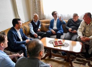 Pendarovski dhe Zaevi në odën e një familje shqiptare