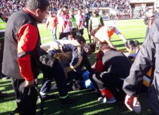 Tronditet bota e futbollit, arbitri humb jetën në fushë (VIDEO)