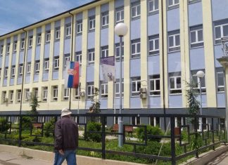 Flamuri i Serbisë para qendrës së votimit në Mitrovicën veriore