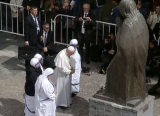 Papa Françesku përkulet para përmendores së Nënë Terezës