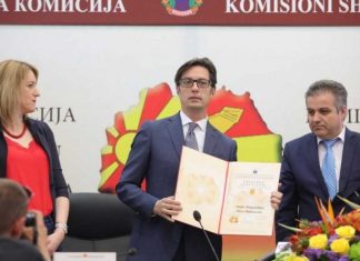 Barazia gjuhësore në vepër, Pendarovskit i jepet çertifikata edhe në shqip (DOKUMENT)
