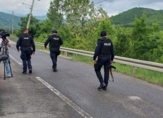 Momenti kur forcat e ROSU-s largojnë barrikadat e vendosura në Zubin Potok (ViDEO)