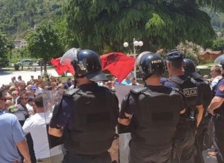 Situata në Shqipëri e tensionuar, ka dhe të plagosur, digjen materialet zgjedhore