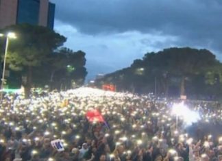 Pamjet spektakolare në protestën e opozitës në Shqipëri, mijëra drita ndriçojnë bulevardin (VIDEO)
