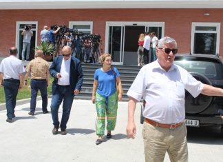 Monika i shkon Bashës me pizhame në takim, si duket për të “ç’tendosur” situatën (FOTO)