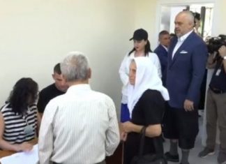 Veshja e çuditshme e Ramës gjatë hedhjes së votës në Surrel