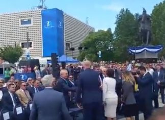 “Zjarr” në Tiranë, Rama dhe Meta shtrengojnë duart në Prishtinë (VIDEO)