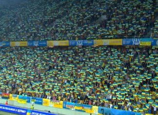 I gjithë stadiumi në Ukrainë: Serbët janë “kurva të Rusisë” (VIDEO)