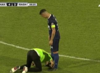 “The Sun” shkruan për Xhakën dhe tifozin shqiptar që ia puthi këmbët