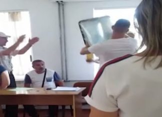 “Tunde, tunde!” Kapet në kamera momenti kur komisionerët socialistë nxjerrin fletë votimi nga kutitë (VIDEO)
