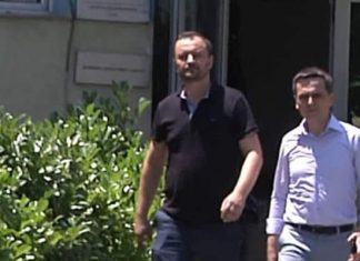 Thirret në polici aktivisti që vendosi tabelat “Shtëpia publike BDI” në Tetovë (VIDEO)