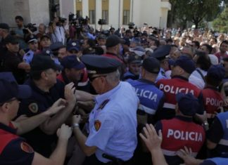Më shumë se 8 orë tension dhe përplasje, çfarë ndodhi tek Teatri Kombëtar