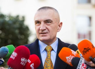 Meta i çoroditur nga shkarkimi humb toruan, ‘numëron’ live paratë, këto janë pamjet që po qarkullojnë me shpejtësi (VIDEO)