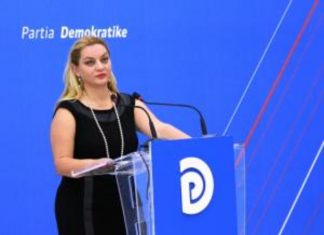 “Vulosët shkarkimin tuaj nga puna”, bllokohet lokali pranë Teatrit, Albana Vokshi ‘kërcënon’ policët (VIDEO)