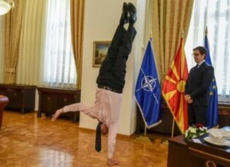 Ambasadori i Izraelit tregon aftësitë akrobatike që ka në zyrën e Pendarovskit (FOTO)