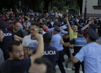 Rama lëshon policinë mbi qytetarët dhe aktorët
