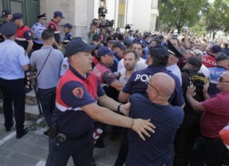 Tensione tek Teatri Kombëtar në Tiranë, artistët përplasen me policinë (VIDEO)