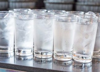 Pini ujë të ftohtë për të shuar vapën? Bëni kujdes, ja si rrezikoni