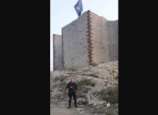 Serbët e hoqën flamurin e Kosovës nga kalaja e Novobërdes, vendoset sërish dhe po ruhet nga policia
