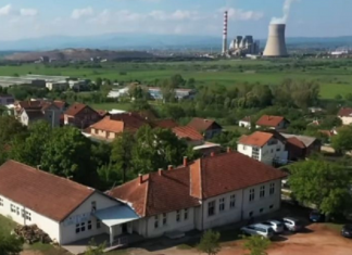 Shkolla në një fshat të Kosovës që i ka klasat e ndara për shqiptarët dhe serbët (VIDEO)