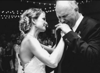 `Letra prekëse e babait për të bijën: Gjej dikë që të do kaq shumë sa unë