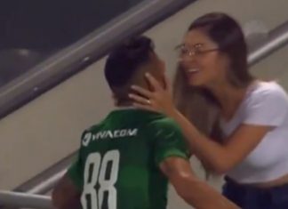 Shënoi dhe shkoi të puthte të dashurën, por u bë gazi i botës (VIDEO)