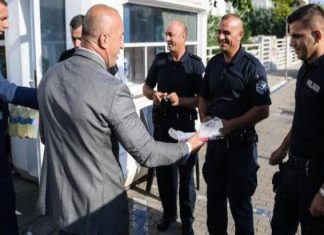 Haradinaj nuk e harron traditën, i qeras policët me bakllava (FOTO)
