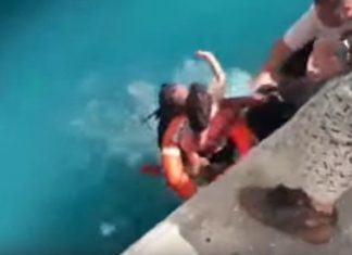 U rrëzua në oqean, “heronjtë” shpëtojnë jetën e gruas në karrige me rrota (VIDEO)