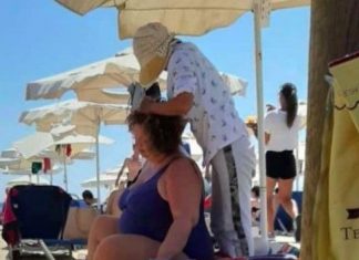 Katica në plazh duke i bërë masazh në kokë (FOTO)