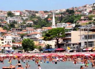 Brohoritën “UÇK”, 5 të rinj shqiptarë u gjobitën me nga 300 euro dhe u dëbuan nga Mali i Zi