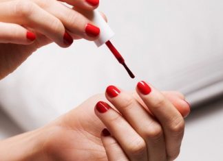 Si ta realizoni manikyrin në shtëpi si në sallonin e bukurisë? Këshilla nga estetistja e të famshmeve