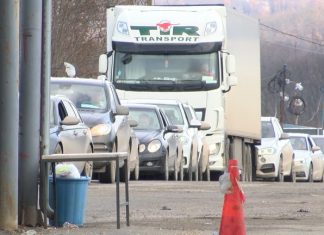 Bashkatdhetarët në kulmin e vapës presin 5 orë në pikë-kalimin kufitar në Merdarë