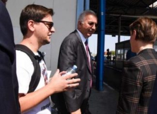 Gazetari shqiptar i del përballë kryeministres serbe me bluzën “Njerëz të ardhur nga mali”
