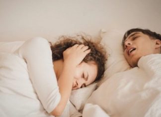 Femrat çdo natë humbin tri orë gjumë shkaktar partneri dhe fëmijët