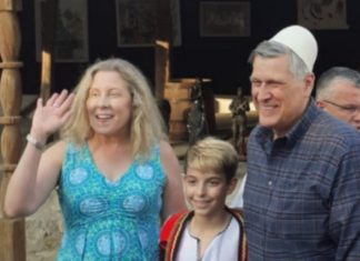 Ambasadori amerikan në Kosovë, shfaqet me plis në kokë