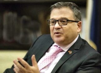 Timonie mbron qëndrimin e presidentit Makron