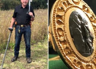 Pensionisti gjen unazën e rrallë mesjetare, përmban një mesazh të fshehtë