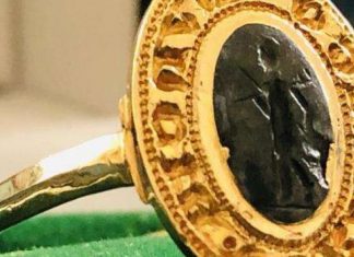 Pensionisti anglez gjen unazën e rrallë mesjetare që përmban një mesazh të fshehtë