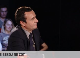 Pressing: Momenti kur Kurti kalon pranë Haradinajt dhe nuk i flet (VIDEO)
