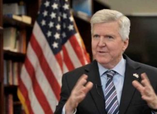 Ambasadori amerikan në Serbi: Qeveria e re e Kosovës ta heq taksën