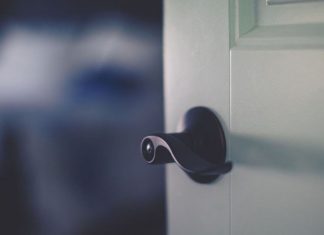 Paralajmërimi i cili mund t’jua shpëtojë jetën: Përse dera e dhomës së gjumit gjithmonë natën duhet të jetë e mbyllur